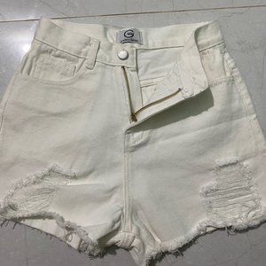 Durable white women's trousers are easy to match